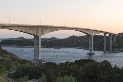 Rognsundet bru ligger på fylkesvei 561 mellom Rongøy og Toftøy i Øygarden kommune.