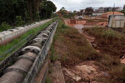 Rørene går fra bauxitt-avleiringene til vannbehandlingsstasjonen ved Norsk Hydros aluminiumsraffineri, Alunorte, i Barcarena, Brasil.