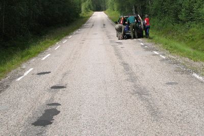 Bil har punktert på øde landevei på Finnskogen. Himmel. Bil. Asfalt. Lang vei. Punktering. Perspektiv.Foto: Svein Aage Nilsen / Scanpix