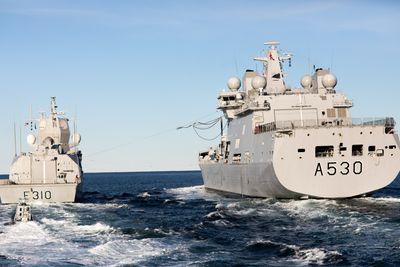 KNM Maud gjennomførte den første operative RAS-operasjonen med KNM Fridtjof Nansen tirsdag ettermiddag.