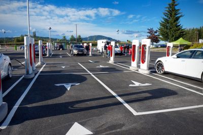 Tesla Supercharger ved Nebbenes.