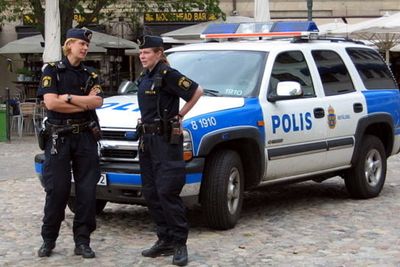 Politiet i Sverige er bøtelagt for å ha brukt et omstridt ansiktsgjenkjenningsverktøy uten tillatelse. Personene på bildet har ingenting med denne saken å gjøre.