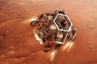 En digital illustrasjon fra Nasa viser hvordan Perseverance-landingsfartøyet antenner motorene idet den nærmer seg Mars' overflate. Først ti minutter etter den planlagte landingen, får vi vite om nedstigningsfasen var vellykket.