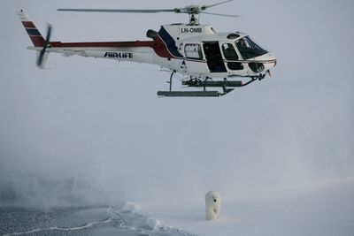 AS350B2-helikopteret LN-OMB og isbjørnbinna N23732 i 2007.