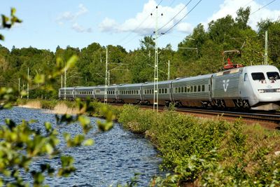 Togvogner er metallbur med metalliserte vindusglass. Nå skal de teste om radiosignal-vennlige vinduer kan bidra til bedre mobildekning for passasjerene. Her et bilde av SJs X-2000-tog. 