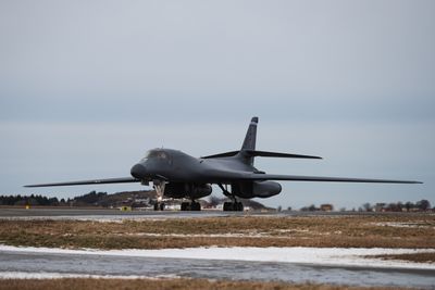 Det første B-1B Lancer-flyet landet på Ørland flystasjon i 13-tida mandag.
