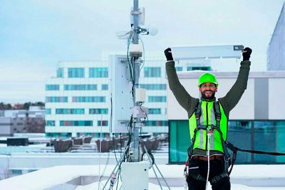 Montøren løfter Ericssons ultraportable 20 kilo tunge basestasjon for 3,6 GHz-båndet.