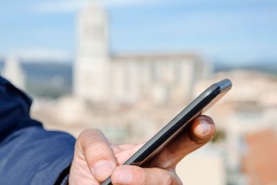 Når vi en gang igjen kan dra på reise til andre land i Europa, vil vi heller ikke i årene som kommer bli blakke på grunn av skyhøye utenlandspriser på mobildata. Det er katedralen i Girona, Spania, som er synlig i bakgrunnen på bildet.