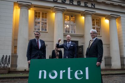 Nortel ble notert på Oslo Børs 18. november 2020. Administrerende direktør Christian Pritchard ringer i bjella.