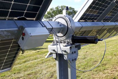 Solcellepaneler yter optimalt hvis de har riktig vinkel mot solen. Det danske oppstartsselskapet Startak har utviklet en kontroll for "sol-trackere", som er mer nøyaktig enn både små og store konkurrenter.