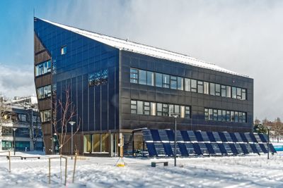 Nullutslippsbygget, eller Zero Emission Building, som NTNU og Sintef har gått sammen om, er et laboratorium for byggenæringen i jakten på bærekraftige og klimavennlige materialer, byggemetoder og livsløspsstandard.     