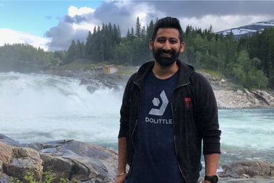 Pavneet Singh Saund er utvikler Dolittle. I intervjuet forteller han blant annet om utbrenthet og hvordan han kom seg tilbake på jobb igjen. Bildet er tatt ved Laksforsen i Grane kommune sommeren 2020.