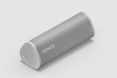 Portabel: Sonos Roam skal konkurrere med rene bærbare bluetooth-høyttalere. Her kan man spille via Sonosappen, men også ta den med inn og spille via wifi som en vanlig Sonoshøyttaler.