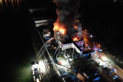 Et ukjent antall servere ble slukt av flammene da anlegget i Strasbourg brant natt til i dag. Slokkearbeid ved hjelp av pumpebåter gjorde det mulig å redde flere av bygningene rundt.