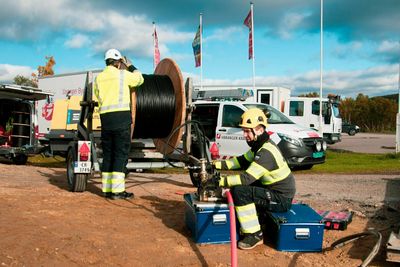 Områdeansvarlig for Varanger Kraftutvikling i Nord-Varanger, Tony Kolstrøm, blåser fiber inn i 40 millimeter rør. Bildet er fra blåsing av fiber gjennom rør ved nye Tana Bru i Finnmark.