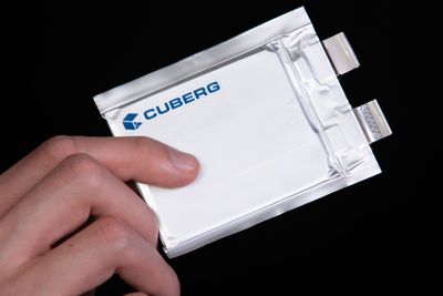 Cubergs poseceller har litiummetall-anode og en proprietær flytende elektrolytt.