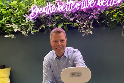 Børsnotert og med nytt produkt: Airthingssjef Øyvind Birkenes viser fram selskapets mest avanserte sensor til nå. Den skal leveres fra juni.