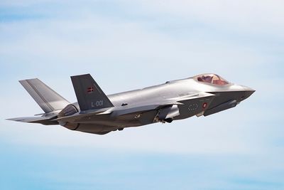 Danskenes første F-35A, L-001/AP-1 fløy første gang fra Lockheed Martin-fabrikken i Fort Worth i Texas 9. mars 2021.