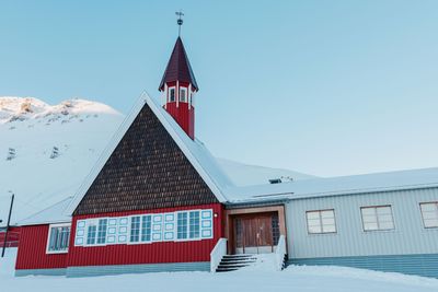 Etter omfattende utbedringer er kirken i Longyearbyen snart klar til til å motta menigheten igjen. De gamle trepelene var råtne, nå står den på stålpeler til fjell.