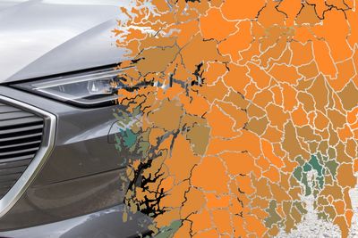 I de fleste kommunene er andelen elbiler i bilbestanden helt marginal (oransje farge). Bare i noen svært få kommuner er mer enn hver femte registrerte bil, elektrisk (helt grønne kommuner).