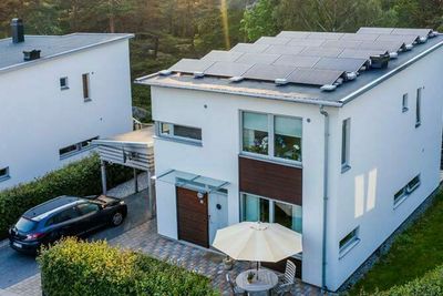 Hjemmebatteri for lagring av solenergi viser seg vanskelig å forsvare økonomisk i Norge. 