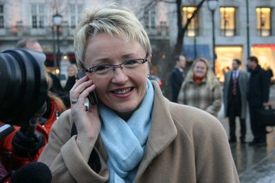 På bildet tar daværende samferdselsminister, Senterpartiets Liv Signe Navarsete, den første samtalen i det som skulle bli det tredje mobilnettet i Norge, Network Norway.  Datoen var 1. februar 2007. Drøyt 14 år seinere, i valgåret 2021, fronter hun et forslag i Stortinget om bedre mobildekning.