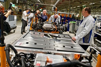 VWs Zwickau-fabrikk har gjennomgått en kraftig redesign på elbiler. Nå viser VW frem store planer for elbilbatterier.