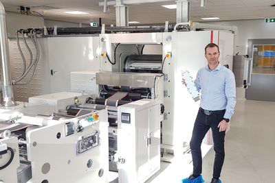 Snart ferdig: Svein Kvernstuen holder en battericelle i den nye fabrikken som skal bygge prototyper og utføre forskning, utvikling og opplæring.