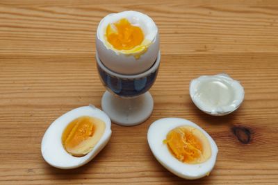 Bløtt eller hardt - smaken er forskjellig, det samme er oppfatningen av et perfekt kokt egg. Er du av den nerdete sorten kan du bruke formler for å regne ut rett koketid.       