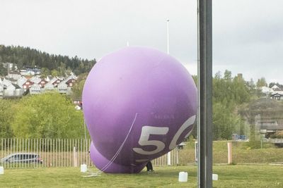 Mobiloperatørene bygger 5G så fort gravemaskinentreprenører og montører klarer. Her illustrert med Telias symbolske åpning av 5G på Lillestrøm 12. mai 2020. Og symbolsk nok var ikke nettet helt klart til dyst, ei heller ballongen som ikke helt fikk oppdrift nok. 