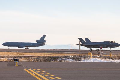 Norsk F-35A sammen med et amerikansk KC-10 Extender på Keflavik søndag 14. mars.