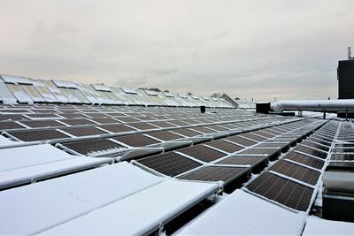 Ved snøfall kan hver sone av taket varmes opp med 500 kilowatt. Når snøen og skyene er borte, kan solenergiproduksjonen starte igjen.