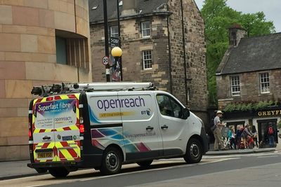 Nå blir det mer fart på Openreach-bilene, som skal få fram fiber til 20 millioner briter i løpet av 4-9 år. Bildet er fra Edinburgh i Skottland. 