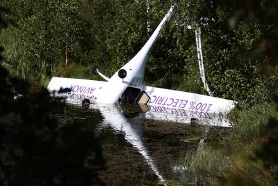 Under innflyging til Gullknapp lufthavn i Arendal stoppet motoren og måtte flyet nødlande i Nornestjønn og endte opp ned, flytende i vannet. Det gikk bra med begge om bord. 