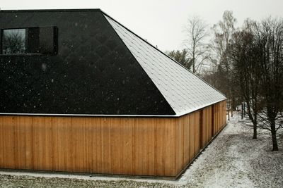 Klimahuset er tegnet og lagt slik at de integrerte solcellene i taket skal få størst mulig virkningsgrad på dagtid. De øvrige delene av taket har ikke solceller.