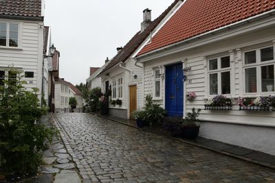 Gamle Stavanger likner mye på smågatene i søvnige sørlandsbyer, med sine små, hvite hus. Men de må for all del ikke bli for moderne.