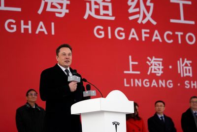 Stemningen var god da Elon Musk åpnet Teslas bilfabrikk i Shaghai i januar 2019. Nå er kinesiske myndigheter redd for at data samlet inn fra Teslas mange kameraer og sensorer blant annet skal gi USA tilgang til opplysninger om Kinesiske militære installasjoner.