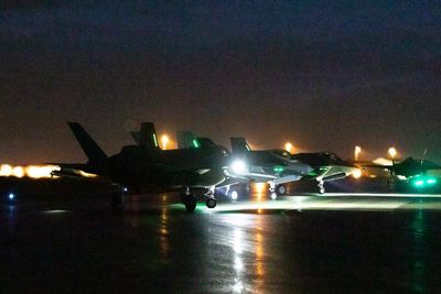 De fire F-35A-flyene fra 332 skvadron, som for tida er stasjonert på Keflavik, deltok fredag kveld i samtrening med både B-1 og B-2.
