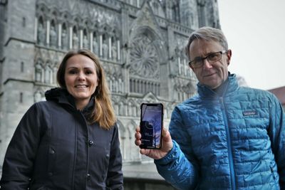 Distrikts- og digitaliseringsminister Linda H. Helleland (H) og dekningsdirektør Bjørn Amundsen i Telenor under åpningen av 5G-nettet i Trondheim 13. mars 2020.