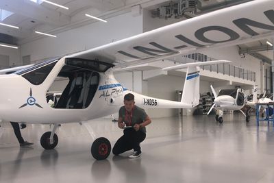 Tage Åsali Jenssen, teknisk sjef ved UTSA, gjennomgår flyskolens to Alpha Electro-fly på Pipistrel-fabrikken i september 2019.
