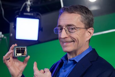 Intel-toppsjef Pat Gelsinger, her med en grafikkprosessoren som har kodenavnet «Ponte Vecchio».