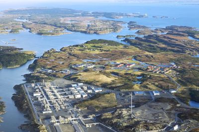 Mange bedrifter ønsker seg inn på industriområdet Kollsnes nordvest for Bergen. Statnett sier de kan tilby 200 MW ekstra dersom noen av Aker BP og Equinors plattformer heller kobles til kraftnettet i Samnanger.