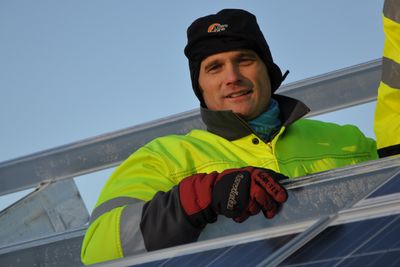 Bjørn Thorud leder solenergi-arbeidet i Multiconsult. Han mener at solceller og solfangere på bygg vil være en god løsning i Longyearbyen. 
