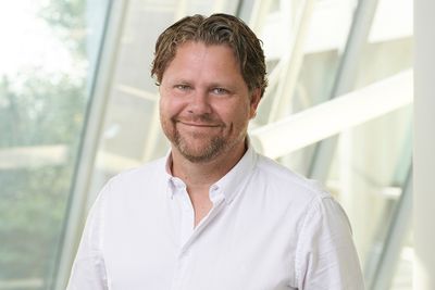 Pål Rune Kaalen, direktør for privatmarkedet i Telia Norge, deler gledelige nyheter om nytt innhold til sine TV-kunder.