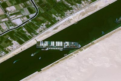 Det grunnstøtte konteinerskipet Ever Given blokkerer effektivt Suezkanalen, en av verdens viktigste skips- og handelsruter.