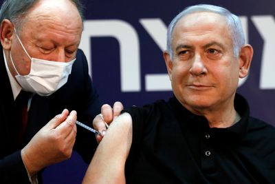 Sikret seg selv: Israels statsminister Benjamin Netanyahu var blant de første som sikret seg vaksine mot covid-19. Allerede 19. desember fikk han sin første dose.  Nå setter han verdensrekord i hurtigvaksinering for å få flest mulig israelere vaksinert før valget 23. mars. Foto: NTB    