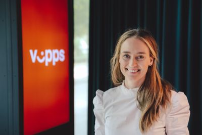 Produktsjefen i Vipps mobil, Tonje Foss Kløve, kan fortelle at kundene så langt har satt pris på å ha en mobiloperatør som hjelper dem med å betale mindre.