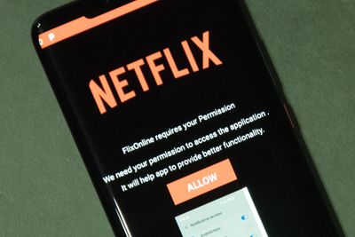 FlixOnline-appen for Android er bare et skalkeskjul for skadevare. På bildet er det bare et skjermbilde av appen som vises på mobiltelefonen, ikke selve appen.