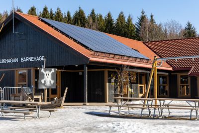 Et kombinert solcelle- og solfangeranlegg på taket, skal sammen med bergvarme gjøre Klukhagan barnehage på Hamar i stand til å produsere 93,5 prosent av sitt eget oppvarmingsbehov.