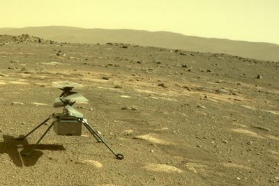 Nasa's helikopter Ingenuity på Mars, sett gjennom roveren Perseverance kamera, 4 . april 2021. 